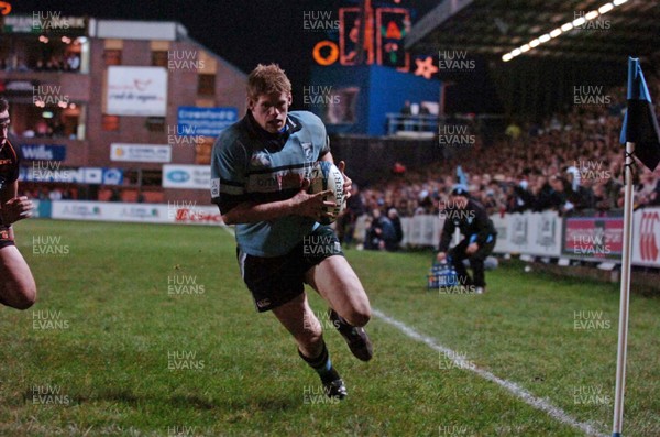 271205 - Cardiff Blues v Newport Gwent Dragons - Celtic League -  Blues' Rhys Thomas runs in for try