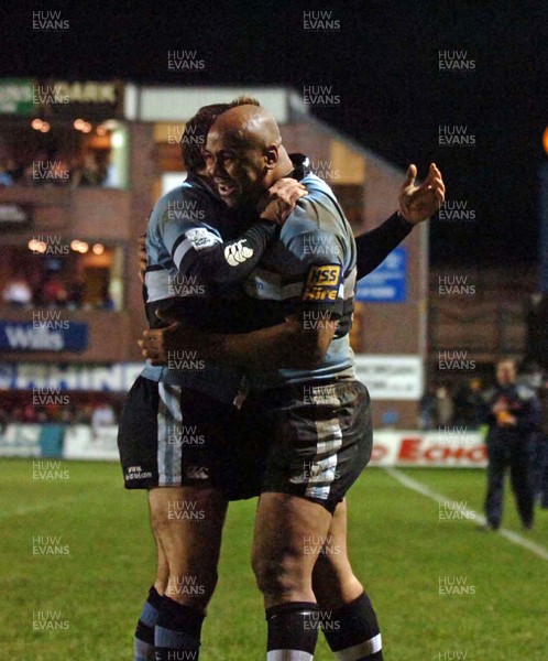 271205 - Cardiff Blues v Newport Gwent Dragons - Celtic League -  Blues' Jonah Lomu celebrates with Nicky Robinson