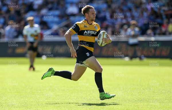 070816 - Singha Premiership Rugby 7s Series Final - Plate Semi Final - Cardiff Blues v  Northampton Saints - Ethan Davies of Cardiff Blues runs in to score a try