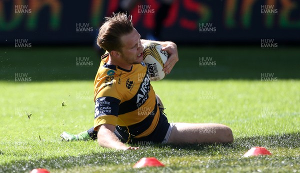 070816 - Singha Premiership Rugby 7s Series Final - Plate Semi Final - Cardiff Blues v  Northampton Saints - Ethan Davies of Cardiff Blues runs in to score a try