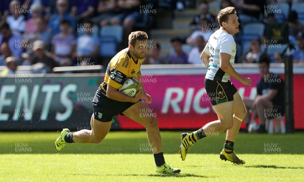 070816 - Singha Premiership Rugby 7s Series Final - Plate Semi Final - Cardiff Blues v  Northampton Saints - James Beale of Cardiff Blues runs in to score a try