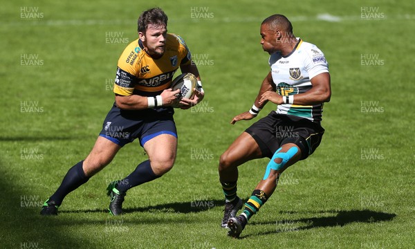 070816 - Singha Premiership Rugby 7s Series Final - Plate Semi Final - Cardiff Blues v  Northampton Saints - Adam Thomas of Cardiff Blues side steps past Yiannis Lozias of Northampton