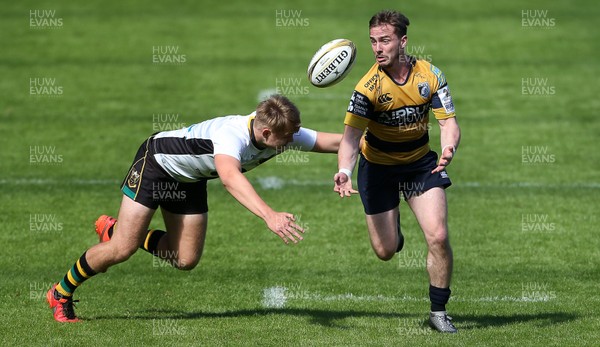 070816 - Singha Premiership Rugby 7s Series Final - Plate Semi Final - Cardiff Blues v  Northampton Saints - Johnny Lewis of Cardiff Blues gathers the ball as he fends off Fraser Strachan of Northampton