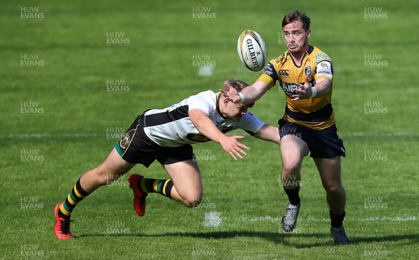 070816 - Singha Premiership Rugby 7s Series Final - Plate Semi Final - Cardiff Blues v  Northampton Saints - Johnny Lewis of Cardiff Blues gathers the ball as he fends off Fraser Strachan of Northampton