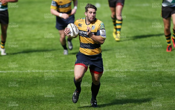 070816 - Singha Premiership Rugby 7s Series Final - Plate Semi Final - Cardiff Blues v  Northampton Saints - Joe Tomlinson of Cardiff Blues runs in to score a try