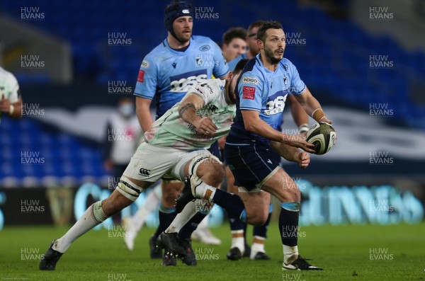 010121 - Cardiff Blues v Ospreys, Guinness PRO14 - Jason Tovey of Cardiff Blues feeds the ball out to Garyn Smith of Cardiff Blues
