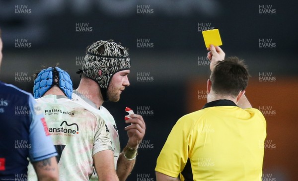 010121 - Cardiff Blues v Ospreys, Guinness PRO14 - Dan Lydiate of Ospreys is shown a yellow card for his challenge on Jason Tovey of Cardiff Blues