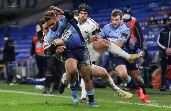 010121 - Cardiff Blues v Ospreys, Guinness PRO14 - Willis Halaholo of Cardiff Blues is tackled by George North of Ospreys
