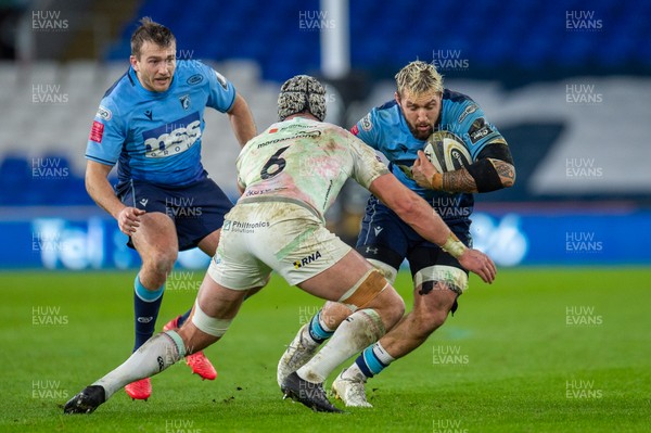 010121 - Cardiff Blues v Ospreys - Guinness PRO14 - Josh Turnbull of Cardiff Blues is tackled by Dan Lydiate of Ospreys