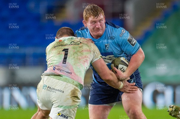 010121 - Cardiff Blues v Ospreys - Guinness PRO14 - Rhys Carre of Cardiff Blues is tackled by Rhodri Jones of Ospreys