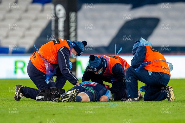 010121 - Cardiff Blues v Ospreys - Guinness PRO14 - Cardiff Blues medical staff treat Jason Tovey of Cardiff Blues after he tried to tackle Dan Lydiate of Ospreys