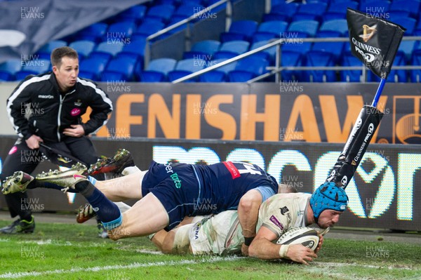 010121 - Cardiff Blues v Ospreys - Guinness PRO14 - Justin Tipuric of Ospreys is denied a try by a tackle from Josh Adams of Cardiff Blues