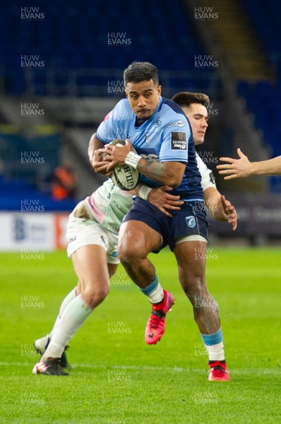 010121 - Cardiff Blues v Ospreys - Guinness PRO14 - Ray Lee-Lo of Cardiff Blues is tackled by Tiann Thomas-Wheeler of Ospreys