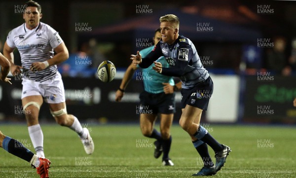 171117 - Cardiff Blues v Ospreys - Anglo Welsh Cup - Gareth Anscombe of Cardiff Blues passes the ball