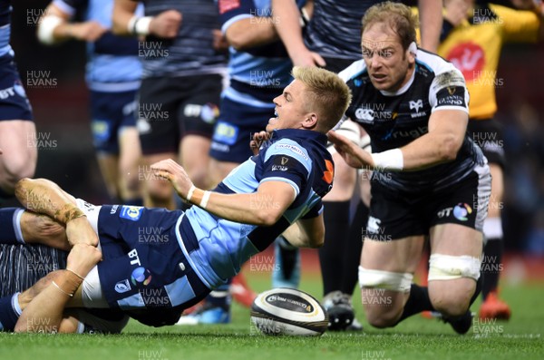 270419 - Cardiff Blues v Ospreys - Guinness PRO14 - Judgement Day - Gareth Anscombe of Cardiff Blues beats tackle by James King of Ospreys to score try