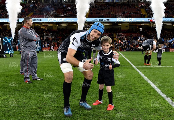 270419 - Cardiff Blues v Ospreys - Guinness PRO14 - Judgement Day - Justin Tipuric of Ospreys with mascots