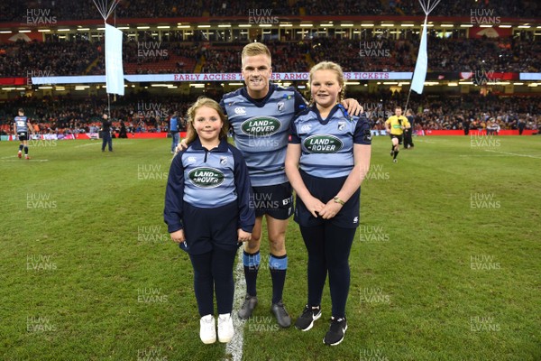 280418 - Cardiff Blues v Ospreys - Guinness PRO14 - Gareth Anscombe of Cardiff Blues with mascots