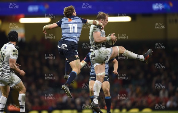280418 - Cardiff Blues v Ospreys - Guinness PRO14 - Blaine Scully of Cardiff Blues and Alun Wyn Jones of Ospreys compete for high ball