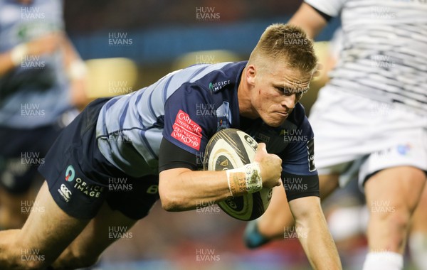 280418 - Cardiff Blues v Ospreys, Judgement DAY VI, Guinness PRO14 - Gareth Anscombe of Cardiff Blues races in to score try