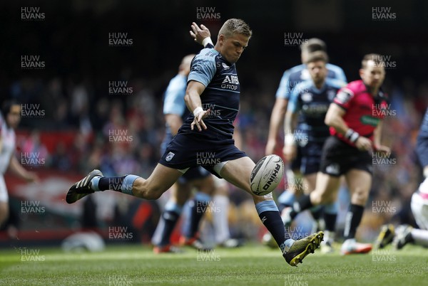 300416 - Cardiff Blues v Ospreys - Judgement Day - Guinness PRO12 - Gareth Anscombe of Cardiff Blues kicks