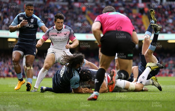 300416 - Cardiff Blues v Ospreys - Judgement Day - Guinness PRO12 - James King of Ospreys runs in to score a try