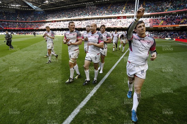 300416 - Cardiff Blues v Ospreys - Judgement Day - Guinness PRO12 - Ospreys thank the fans at full time