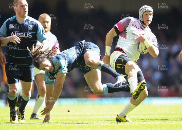 300416 - Cardiff Blues v Ospreys, Judgement Day IV, Guinness PRO12 - Hanno Dirksen of Ospreys wins the ball from Josh Navidi of Cardiff Blues