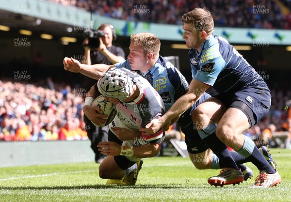 300416 - Cardiff Blues v Ospreys, Judgement Day IV, Guinness PRO12 - Hanno Dirksen of Ospreys powers over to score try