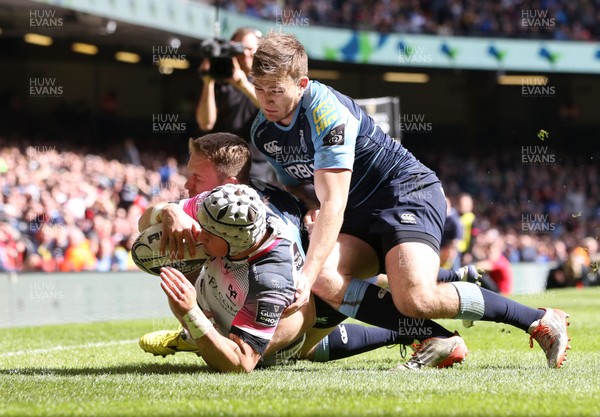 300416 - Cardiff Blues v Ospreys, Judgement Day IV, Guinness PRO12 - Hanno Dirksen of Ospreys powers over to score try