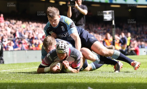 300416 - Cardiff Blues v Ospreys, Judgement Day IV, Guinness PRO12 - Hanno Dirksen of Ospreys powers over to score try