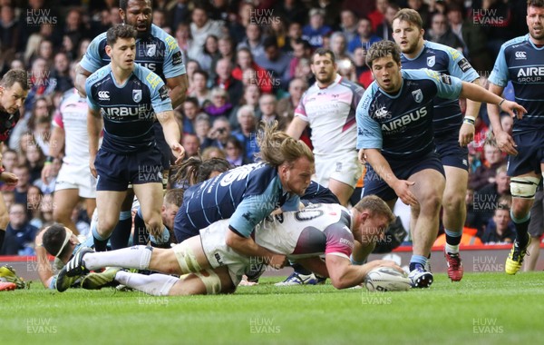 300416 - Cardiff Blues v Ospreys, Judgement Day IV, Guinness PRO12 - Sam Underhill of Ospreys powers over to score try