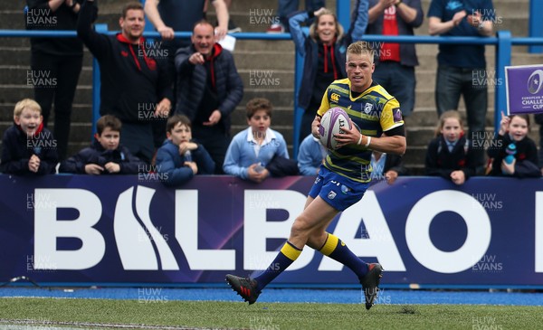 210418 - Cardiff Blues v Pau - European Rugby Challenge Cup Semi Final - Gareth Anscombe of Cardiff Blues runs in to score a try