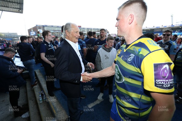 210418 - Cardiff Blues v Pau - European Rugby Challenge Cup Semi Final - Peter Thomas shakes hands with Gareth Anscombe of Cardiff Blues