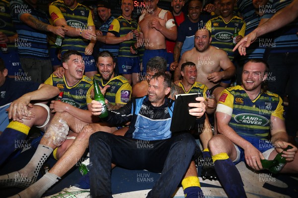 210418 - Cardiff Blues v Pau - European Rugby Challenge Cup Semi Final - Danny Wilson celebrates with the players in the changing rooms