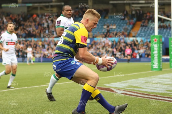 210418 - Cardiff Blues v Pau, European Challenge Cup Semi-Final - Gareth Anscombe of Cardiff Blues races in to score try