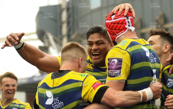 210418 - Cardiff Blues v Pau, European Challenge Cup Semi-Final - Gareth Anscombe of Cardiff Blues celebrates with Nick Williams and team mates after scoring try