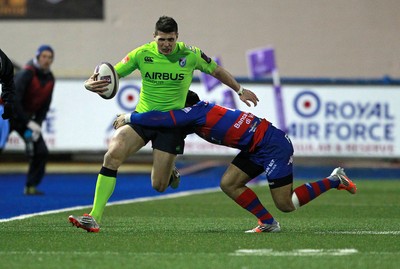 160115 - Cardiff Blues v Rovigo - European Rugby Challenge Cup - Richard Smith of Cardiff Blues is tackled by Lorenzo Lubian of Rovigo