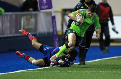 160115 - Cardiff Blues v Rovigo - European Rugby Challenge Cup - Richard Smith of Cardiff Blues is tackled by Lorenzo Lubian of Rovigo