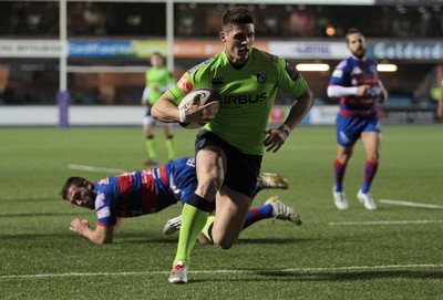 160115 - Cardiff Blues v Rovigo - European Rugby Challenge Cup - Richard Smith of Cardiff Blues scores a try