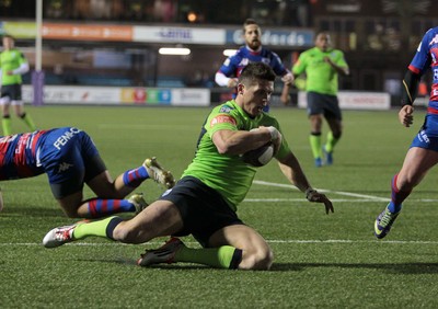 160115 - Cardiff Blues v Rovigo - European Rugby Challenge Cup - Richard Smith of Cardiff Blues scores a try