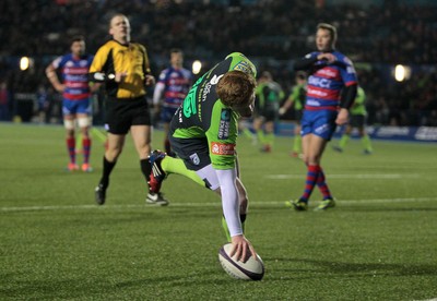 160115 - Cardiff Blues v Rovigo - European Rugby Challenge Cup - Rhys Patchell of Cardiff Blues runs in to score a try