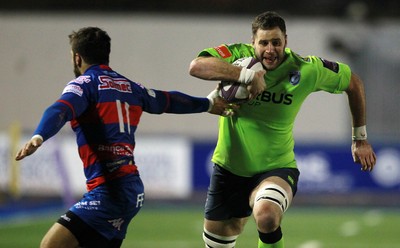 160115 - Cardiff Blues v Rovigo - European Rugby Challenge Cup - Chris Dicomidis of Cardiff Blues runs past Lorenzo Lubian of Rovigo