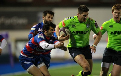 160115 - Cardiff Blues v Rovigo - European Rugby Challenge Cup - Richard Smith of Cardiff Blues breaks past Luciano Javier Rodriguez of Rovigo to score a try