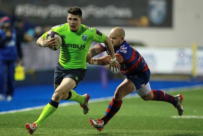 160115 - Cardiff Blues v Rovigo - European Rugby Challenge Cup - Richard Smith of Cardiff Blues gets past Joe Van Niekerk of Rovigo