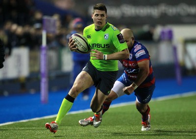 160115 - Cardiff Blues v Rovigo - European Rugby Challenge Cup - Richard Smith of Cardiff Blues gets past Joe Van Niekerk of Rovigo