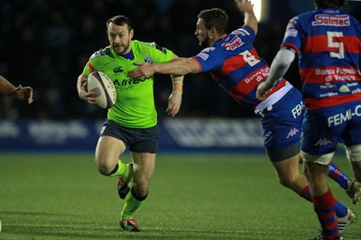 160115 - Cardiff Blues v Rovigo - European Rugby Challenge Cup - Gareth Davies of Cardiff Blues runs past Guglielmo Zanini of Rovigo