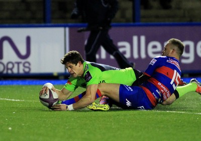 160115 - Cardiff Blues v FEMI-CZ Rugby Rovigo - European Rugby Challenge Cup -Lloyd Williams of The Blues dives over to score a try