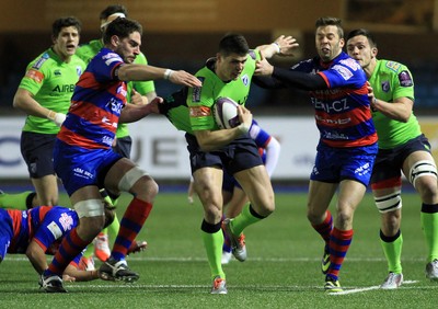 160115 - Cardiff Blues v FEMI-CZ Rugby Rovigo - European Rugby Challenge Cup -Richard Smith of The Blues takes on Matteo Maran(L) and Peter Pavenello of Rovigo