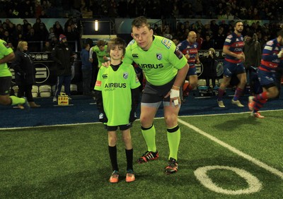 160115 - Cardiff Blues v FEMI-CZ Rugby Rovigo - European Rugby Challenge Cup -Mascot of The Blues with captain Matthew Rees