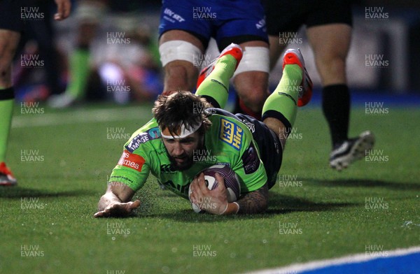 160115 - Cardiff Blues v Rovigo - European Rugby Challenge Cup - Josh Turnbull of Cardiff Blues runs in a try